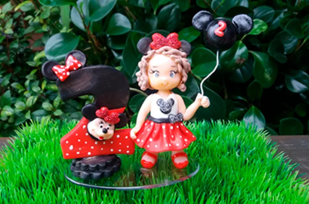 Peça modelada artesanalmente em biscuit pelo Planeta Biscuit